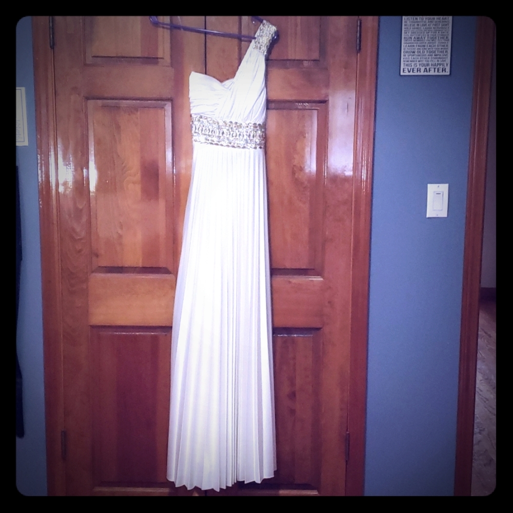 One shoulder gown